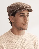 Boina con visera confeccionada en lana fina uruguaya 100% natural sin teñir, de diseño clásico.