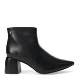 Botas de caña corta con punta fina y taco cuadrado, confeccionadas en cuero con estampado animal print de leopardo.