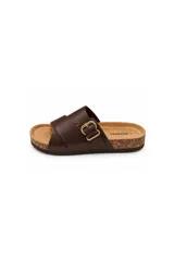 Sandalias marrones de tiras cruzadas Paddock con hebilla metálica dorada regulable, plantilla anatómica y base de corcho.