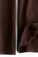Leggings deportivas acampanadas de tiro alto con cintura ancha y costuras planas. Confeccionadas en tejido funcional con interior cepillado suave.