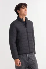 Campera puffer de cuello alto con cierre frontal, diseño acolchado horizontal y ajuste estándar.