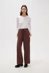 Pantalon de viscosa color verde militar, de corte ancho y tiro medio, con cintura elástica y cordón ajustable.