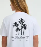 Remera blanca de corte comfort con cuello redondo y mangas cortas, confeccionada en algodón. Presenta un pequeño estampado en el frente con la inscripción "The Slow Days Club" y un gráfico en la espalda.