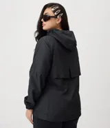 Campera rompevientos deportiva color celeste, con capucha y cordones de ajuste, cierre frontal completo, mangas largas con puños elásticos y bolsillos funcionales.