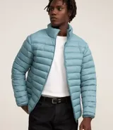 Campera puffer ultraligera de cuello alto con cierre frontal por cremallera y bolsillos laterales. Diseño acolchado con relleno sintético, confeccionada en tejido de poliamida.