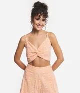 Blusa cropped color durazno con estampado boho, escote en V, breteles finos y detalle retorcido en el frente.