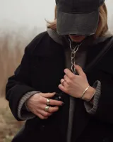 Collar plateado con eslabones grandes de metal con forma irregular.