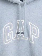 Canguro de polar azul con capucha y cordones ajustables. Presenta el logo de la marca bordado en el frente y un bolsillo tipo canguro.