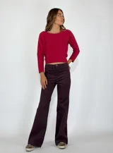 Pantalón acampanado color borgoña, de tiro alto y corte ajustado en la cadera.