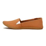 Zapatilla casual Moleca para mujer, tipo alpargata baja de color amarillo, con perforaciones en toda la capellada para mayor ventilación, suela texturizada tipo yute y detalle de aplique marrón con un corazón metálico en el talón.