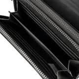 Bandolera rectangular de color negro con solapa frontal y logo metálico de la marca XL. Incluye correa ajustable y herrajes plateados.