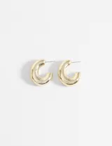 Aros tipo argolla gruesos color dorado.