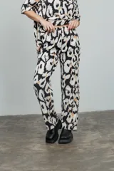 Pantalón de tiro alto con cintura elastizada y corte delantero.