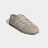 Championes Adidas Gazelle Lo Pro de perfil bajo, color beige con textura reptil, detalles en tono más claro y suela de goma translúcida.