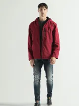 Campera negra con capucha y cierre frontal, de corte clásico y bolsillos laterales con cierre.