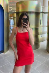 Vestido corto de bengalina color rojo, con corte recto, escote recto y breteles finos regulables.