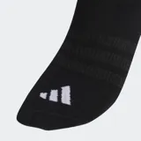 Pack de tres pares de medias invisibles Adidas, confeccionadas en tejido fino y ligero con refuerzo en el arco plantar. Incluye un par negro, uno gris melange y uno blanco, cada uno con el logo de la marca bordado en la puntera.