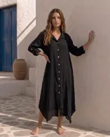 Vestido camisero largo y amplio, color rojo, de manga larga con presilla para arremangar, cuello camisero y cierre frontal con botones de nácar.