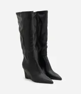 Bota de caña alta Satinato en color negro, confeccionada en material sintético con acabado liso. Presenta un diseño de punta fina y tacón tipo anabela, con una estructura ajustada a la pierna.