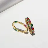 Anillo dorado con cristales de corazones multicolores.
