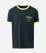 Remera de algodón color verde oscuro con cuello redondo y bordes de mangas en color amarillo. Presenta un bordado frontal con la palabra Brasil y estrellas en color amarillo.