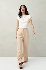 Pantalón sastrero ancho color crema con finas rayas verticales, de cintura alta con pinzas.