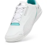 Championes Puma MAPF1 Drift Cat Decima 2.0, color blanco con detalles en celeste y logo de Mercedes AMG Petronas Motorsport en el talón.