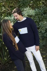 Sweater de tejido de punto en color azul marino, con diseño de la bandera de Uruguay tejida en el frente. Presenta cuello redondo, mangas largas y un corte holgado.