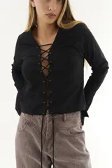 Blusa negra de algodón con mangas largas oxford y detalle de acordonado en la delantera.
