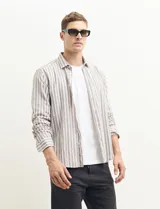 Camisa de lino a rayas verticales color beige y blanco, de corte clásico, con cuello abotonado y mangas largas.