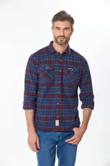 Sobrecamisa a cuadros de viyela gruesa con bolsillos frontales con solapa y botones.