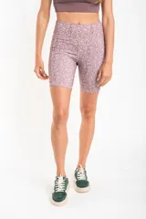 Short tipo biker de tiro alto, confeccionado en tejido técnico elástico de secado rápido, con costuras reforzadas y bolsillos laterales integrados.