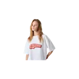 Remera oversize blanca de manga corta, con cuello redondo y estampado frontal con el logo de la marca en tonos bordó y salmón.