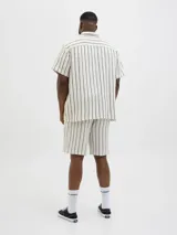 Camisa de manga corta con cuello resort y fit regular. Prenda liviana y fresca ideal para armar looks de verano con estilo. Diseñada para combinar comodidad y tendencia en un solo diseño. Cierre frontal con botones. Corte recto que aporta libertad de movimiento y un look relajado. Perfecta para usar abierta sobre una remera o sola para un estilo más pulido.