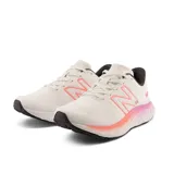 Championes de running New Balance modelo EVOZ, color rosa claro con detalles en rosa y verde.