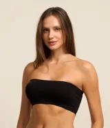 Soutien tipo strapless de color negro, confeccionado en poliamida seamless sin relleno ni copas.