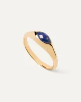 Anillo de plata bañada en oro con piedra azul facetada en forma de ojo de gato.