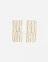 Par de guantes mitones color crema, tejidos en punto acanalado.