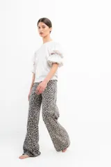 Pantalón de algodón con estampado animal print en tonos beige y marrón.