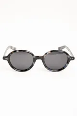 Lentes de sol polarizados con armazón redondo de acetato en tono carey grisáceo y lentes oscuras.