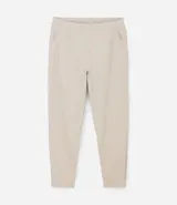 Pantalón deportivo de corte ajustado, confeccionado en tejido de poliéster texturizado color negro. Presenta cintura elástica con cordón de ajuste, bolsillos laterales con cierre y puños elásticos en los tobillos.