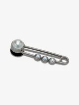 Accesorio para Crocs con forma de imperdible plateado decorado con perlas.