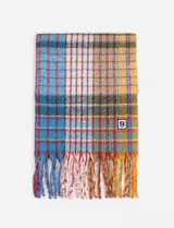 Bufanda rectangular con flecos, con estampado de cuadros en tonos celeste, blanco, rojo, marrón y amarillo.