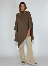 Poncho marrón con cuello alto y botones decorativos en el hombro.