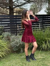 Vestido corto de encaje marrón, con escote en V, corte debajo del busto, mangas largas estilo trompeta y espalda transparente con volado en el ruedo.