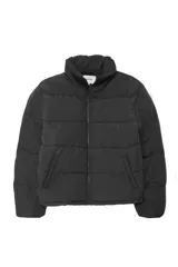 Campera acolchada de color negro con cuello alto, cierre frontal de cremallera y diseño de paneles horizontales. Cuenta con mangas largas y bolsillos laterales funcionales.