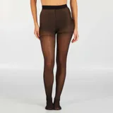 Medias de gasa negras traslúcidas con pequeños lunares negros.