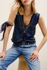 Chaleco sin mangas de viscosa y poliamida con apliques de lentejuelas brillantes, cuello en V y diseño con estampado animal print en tonos azules y dorados.