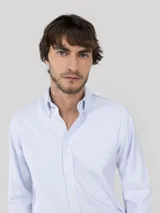 Camisa de hombre con diseño de rayas estilo Oxford, corte Regular Fit, cuello buttondown y cierre frontal con botones. Cuenta con mangas largas y logo bordado en el pecho.