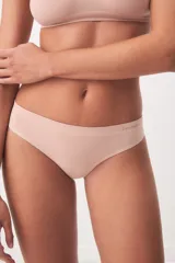 Bombacha colaless seamless de color blanco, confeccionada en tejido elástico sin costuras con sutil detalle de logo impreso en el lateral.